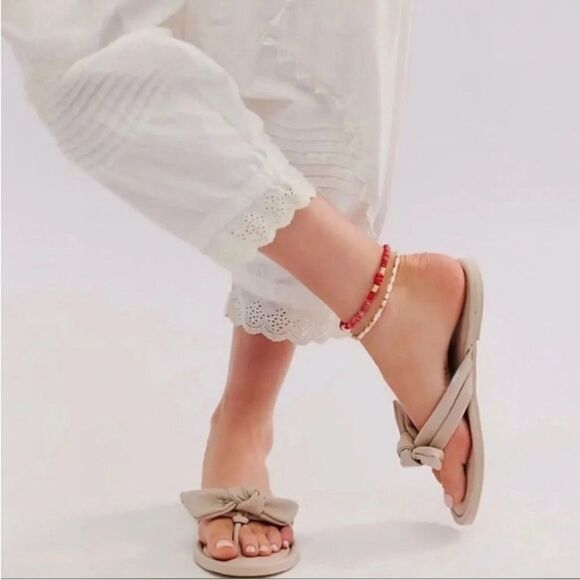 Free People Brynn Bow Sandals Flip Flops in Cream New in Box Sz 7, (38) - Picture 3 of 10